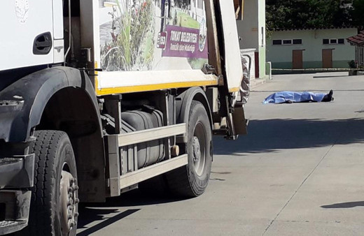 Tokat'ta asker emeklisi baba ve oğlu çöp kamyonunun altında kaldı!