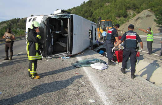 Denizli'de midibüs devrildi 4'ü ağır 25 yaralı