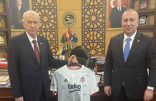 Devlet Bahçeli'ye Sergen Yalçın ve futbolcuların imzaladığı Beşiktaş forması hediye edildi
