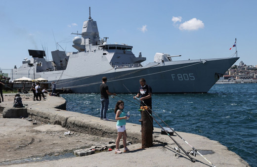 İngiliz Kraliyet Donanması'na ait savaş gemisi Sarayburnu'na demirledi