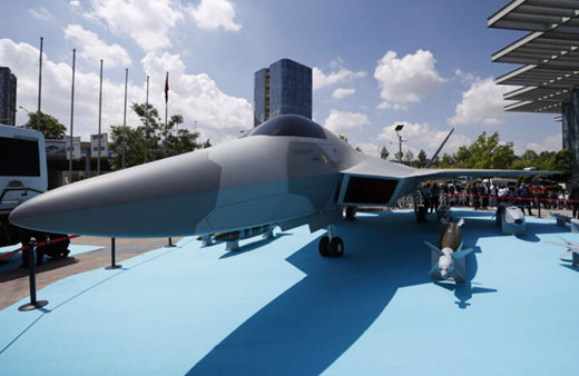 Milli Muharip Uçak görücüye çıktı! Fuarın ilgi odağı o oldu