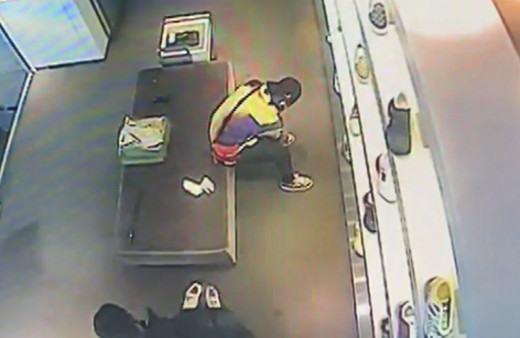 İstanbul'daki Sarıyer'deki AVM'de eski ayakkabılarını bırakan bir kişi yenilerini giyip gitti