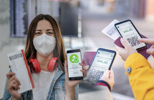 İngiltere kalabalık alanlara girişte aşı kartı zorunluluğu getiriyor