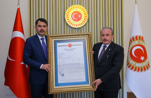 Bakan Kurum, TBMM Başkanı Şentop’a Gazi Meclis’in tapusunu takdim etti