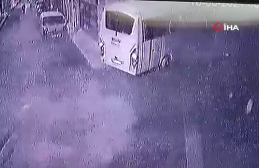 İzmir Buca'da servis minibüsünün işyerine girdiği anlar güvenlik kamerasında