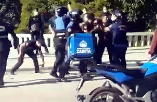 Taksim'de zabıtadan seyyar satıcıya coplu müdahale