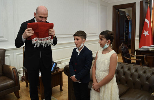 İçişleri Bakanı Soylu duvardaki Türk bayrağını öpen çocukları ağırladı