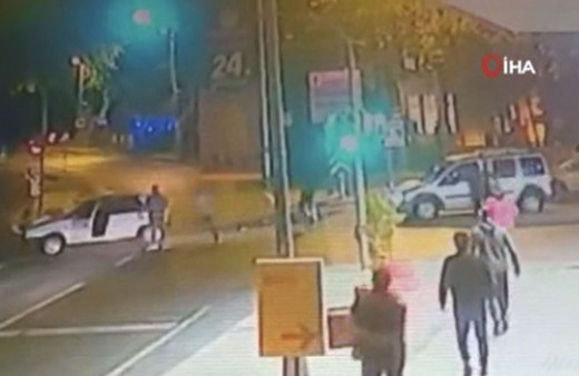 Sarıyer'de kaydedildi! Kırmızı ışıkta duran araca çarpıp sürücüyü yumrukladı