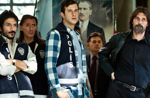 Behzat Ç.'nin Bahar'ı teklifi kabul etti! Ayça Varlıer Türkiye'yi terk ediyor