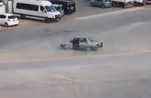 Antalya'da kapısı açık araçla drift yapıp kaza yapan sürücü cezadan kurtulamadı