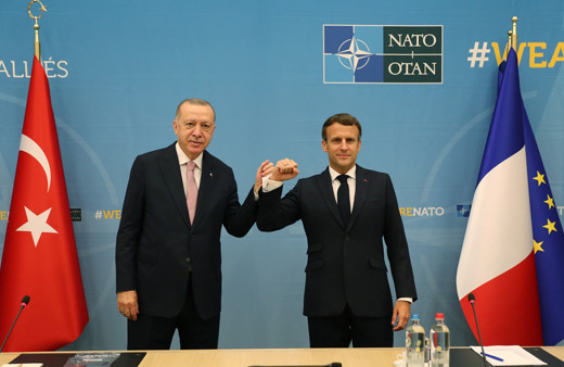 NATO zirvesinde Cumhurbaşkanı Erdoğan Fransa lideri Macron ile dirsek tokuşturdu