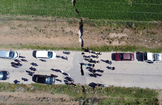 Afyonkarahisar'da yol ve tarım arazisi üzerinde 1 kilometre uzunluğunda yarık oluştu