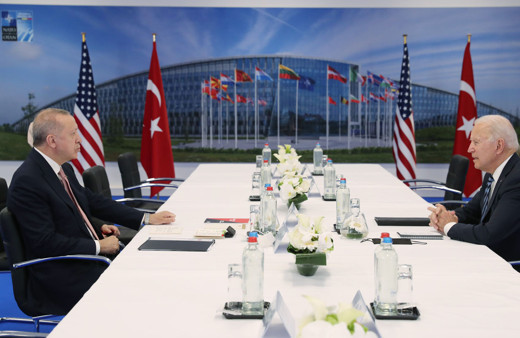 Erdoğan'ın masasında bu kitap vardı! Biden'a sundu