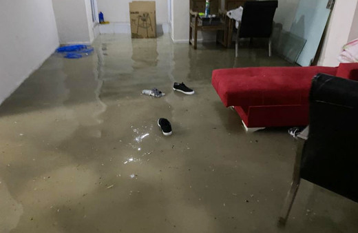 Esenyurt’ta yağış sonrası bir restoran mutfağını su bastı