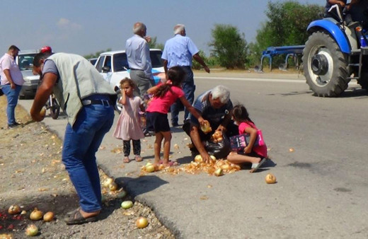 Adana'da 'para etmiyor' diye Meral Akşener'in önüne döktüğü soğanları gidince geri topladı