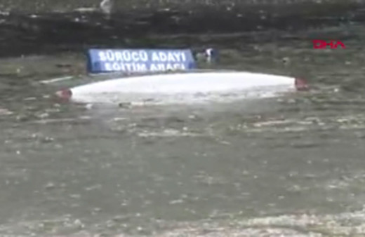 Topkapı ve Bayrampaşa'da altgeçitleri su bastı; araçlar suya gömüldü iki kişi yüzerek kurtuldu