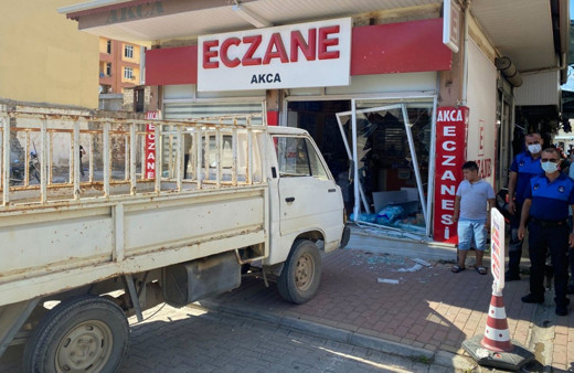 Antalya’da kardeşinin eczanesine kamyoneti ile daldı