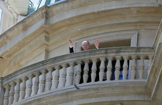 Cumhurbaşkanı Erdoğan, Türk vatandaşların sevgi gösterisine selamla karşılık verdi