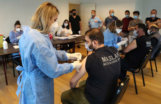 Maslak Oto Sanayi Sitesi'nde mobil ekipler koronavirüs aşısı yapmaya başladı
