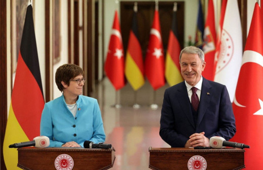 Hulusi Akar, Almanya Savunma Bakanı'na söyledi: PKK eşittir YPG