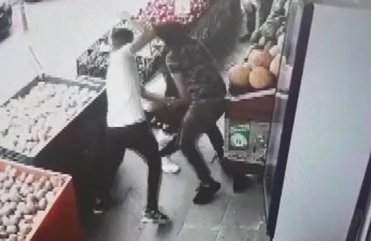İstanbul'da yumruk ve tekmelerle kabusu yaşattılar! Kafasına soğanla saldırdı