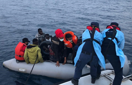 İzmir açıklarında Türk kara sularına itilen 70 sığınmacı kurtarıldı