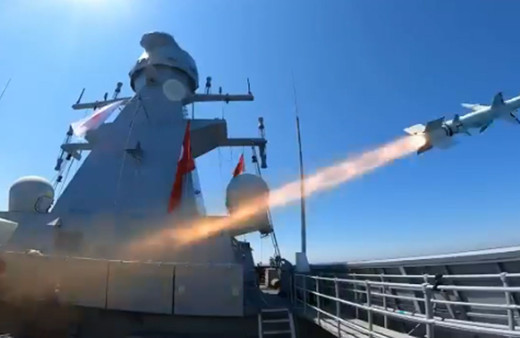 Bakan Varank Atmaca'nın vurduğu geminin görüntüsünü paylaştı