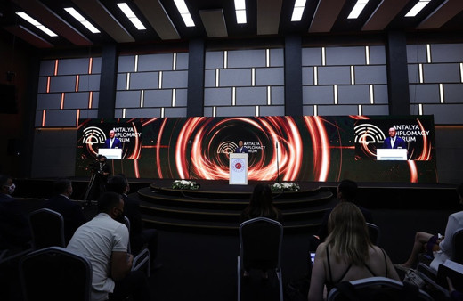 Mevlüt Çavuşoğlu'ndan Yunan gazeteciye cevap: Provokasyonlardan vazgeçin