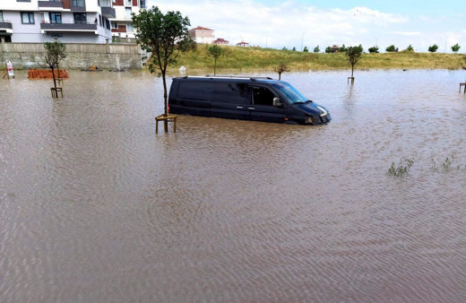 Tekirdağ Çorlu'da sağanak yağış cadde ve sokakları göle döndürdü