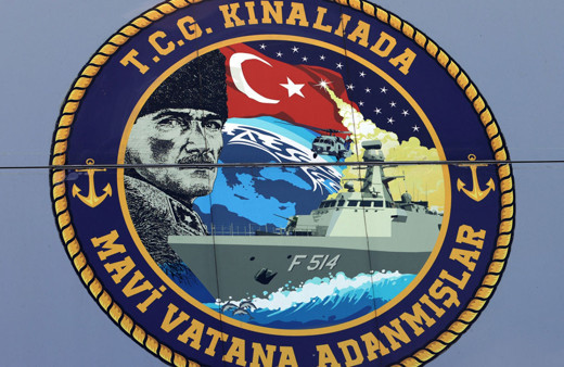 Milli gemiye içinde birçok mesajı barındıran özel amblem