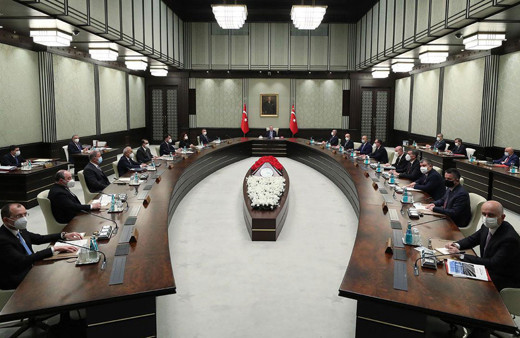 Pazar günü sokağa çıkma yasağı bitiyor! Açık alanlarda maske zorunluluğu kalkıyor