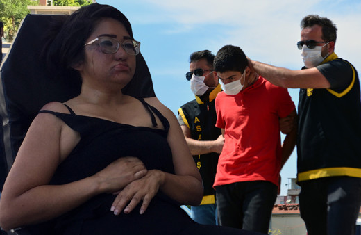 Adana'da evine giden kadına kabusu yaşattılar! Çığlığı duyan koştu