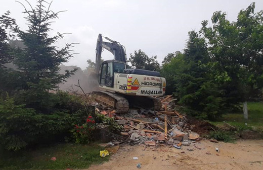 İYİ Partili Türkkan'ın ortağı olduğu şirkete ait çiftlikteki bazı kaçak yapıların yıkımına başlandı