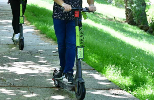 Martı scooter kullanıcısı yürüyüş yolunda yayaya çarptı