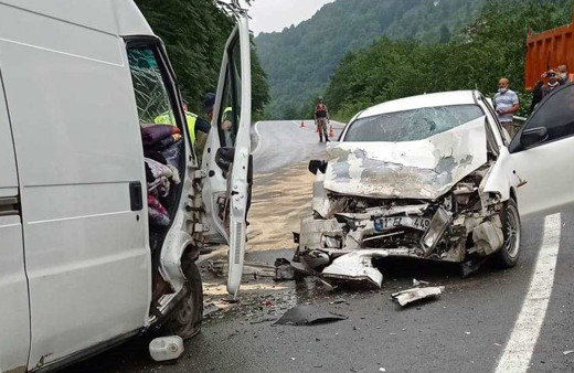 Trabzon'da minibüs ve otomobil kafa kafaya çarpıştı! Acı haber geldi