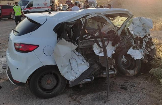 Siirt'te feci kaza! İki araç kafa kafaya çarpıştı hurdaya döndüler