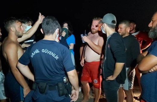 Karasu'da denizin içinde ‘İmdat boğuluyorum’ diye bağırınca olanlar oldu