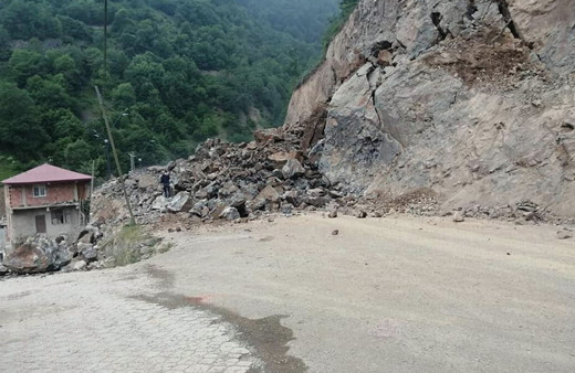 Giresun'da yol çalışması sırasında belediye binası ile bir ev hasar gördü