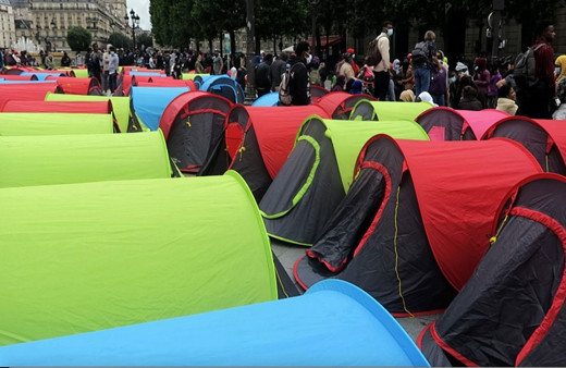 Paris Belediyesi önünde çadır kuran evsiz göçmenler tahliye edildi