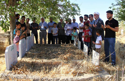 Şırnak'ta PKK'lı teröristlerin katlettiği 4 kişi mezarları başında anıldı
