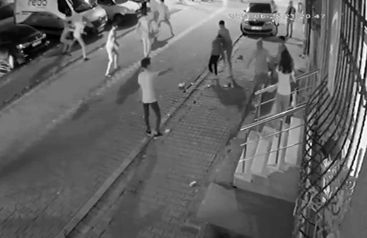 Esenyurt'ta mahallenin gençleriyle yabancı uyrukluların laf atma kavgası kamerada