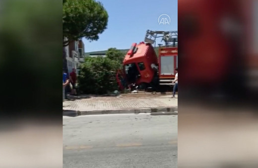 Marmaris orman yangınına giden itfaiye otomobille çarpıştı yaralılar var