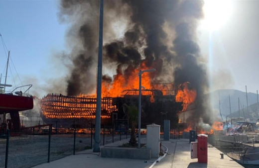 Marmaris'te çekek yerindeki 4 yat yandı