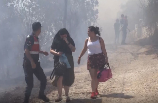 Muğla'nın Ula ilçesinde orman yangını! Kara yolu ulaşıma kapatıldı, vatandaşlar tahliye ediliyor