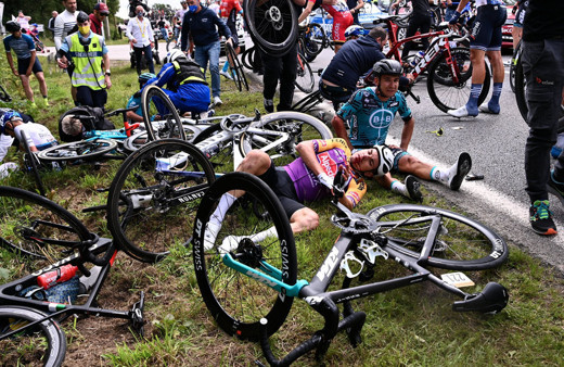 Kadın seyirci pankart açınca Fransa Bisiklet Turu'nda 50 sporcu birbirine girdi