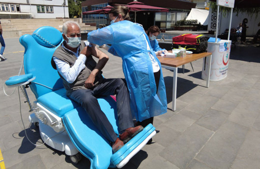 Kent meydanına aşı stantları kuruldu randevusuz aşı uygulaması başladı