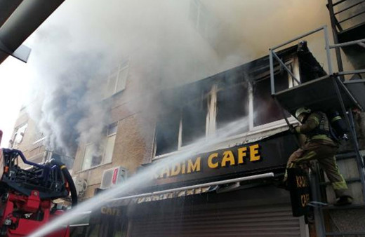 Kadıköy'de sabah saatlerinde yangın: 20 yaşındaki genç hayatını kaybetti