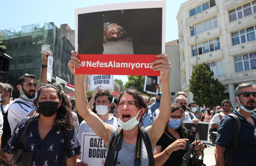 İstanbul'da 'nefes alamıyoruz' protestosu! Makinelerini tepki amaçlı korkuluklara astılar