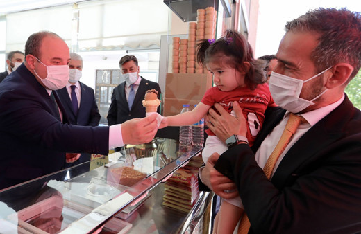 Bakan Varank sıcaktan bunalan gazeteci ve vatandaşlara dondurma servisi yaptı