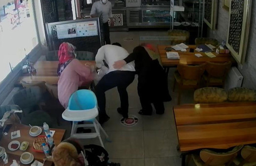 Aksaray'da boğazına ekmek takılan çocuğa "Heimlich" manevrasıyla hayati müdahale